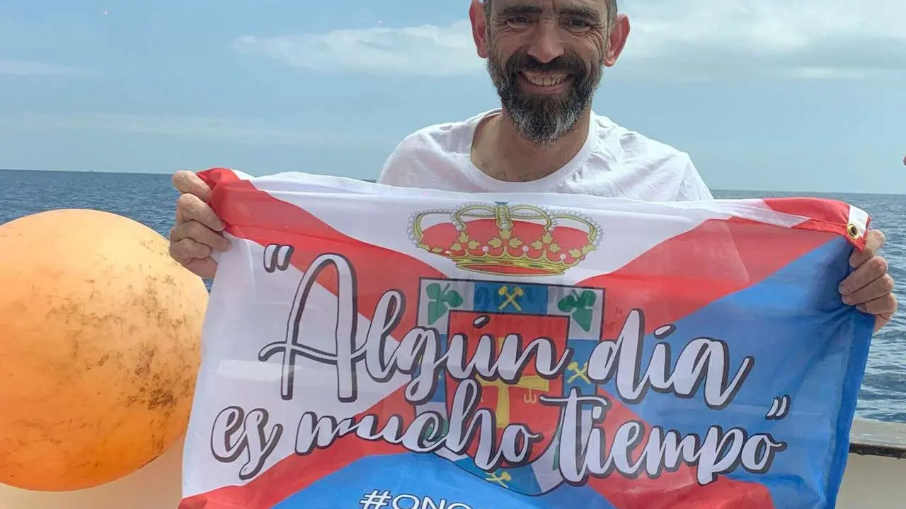 El deportista berciano Miguel Mart&iacute;nez Basurco completa a nado los 18 kil&oacute;metros del Estrecho de Gibraltar en menos de cinco horas