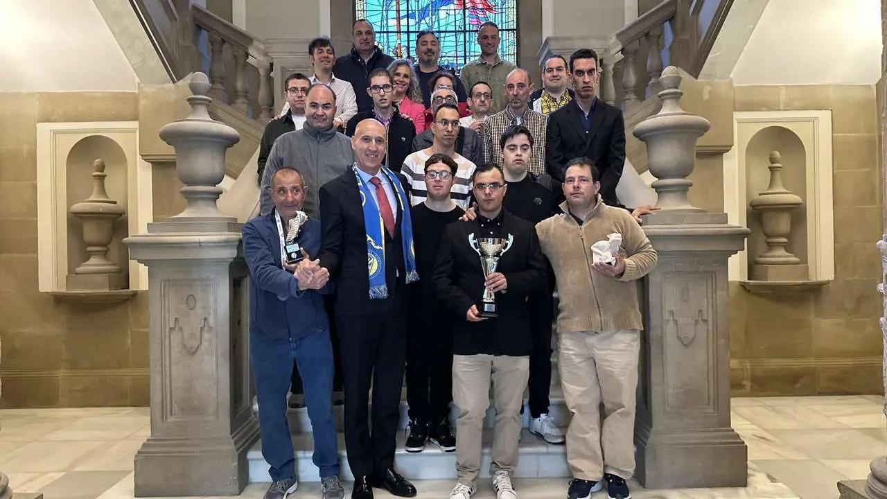 Jugadores del Ol&iacute;mpico Asprona Le&oacute;n con el alcalde de la ciudad