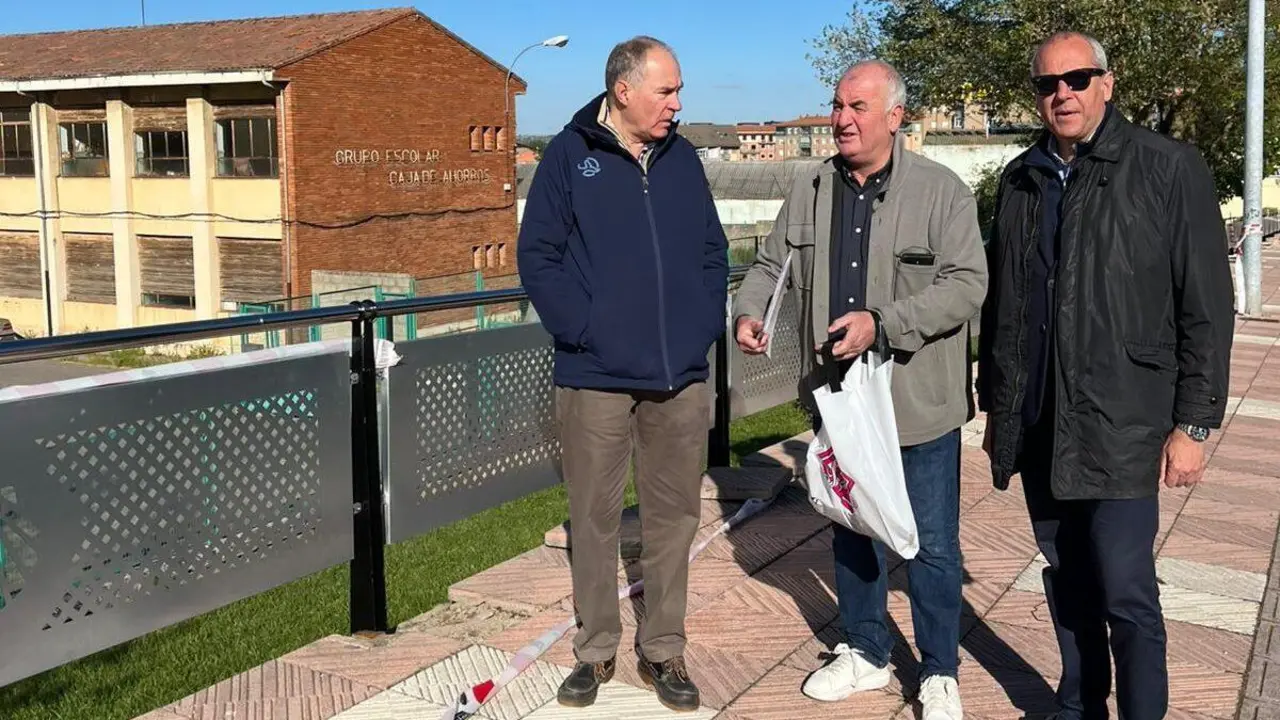 UPL visitan el nuevo vallado en Puente Castro