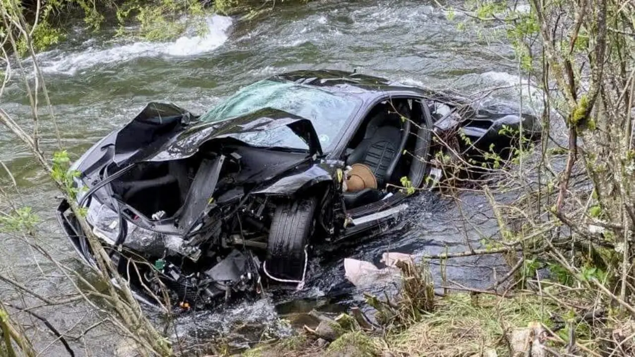 Bomberos Diputaci&oacute;n de Le&oacute;n. Fallecen dos personas al caer al r&iacute;o Yuso su turismo en la localidad leonesa de Boca de Hu&eacute;rgano