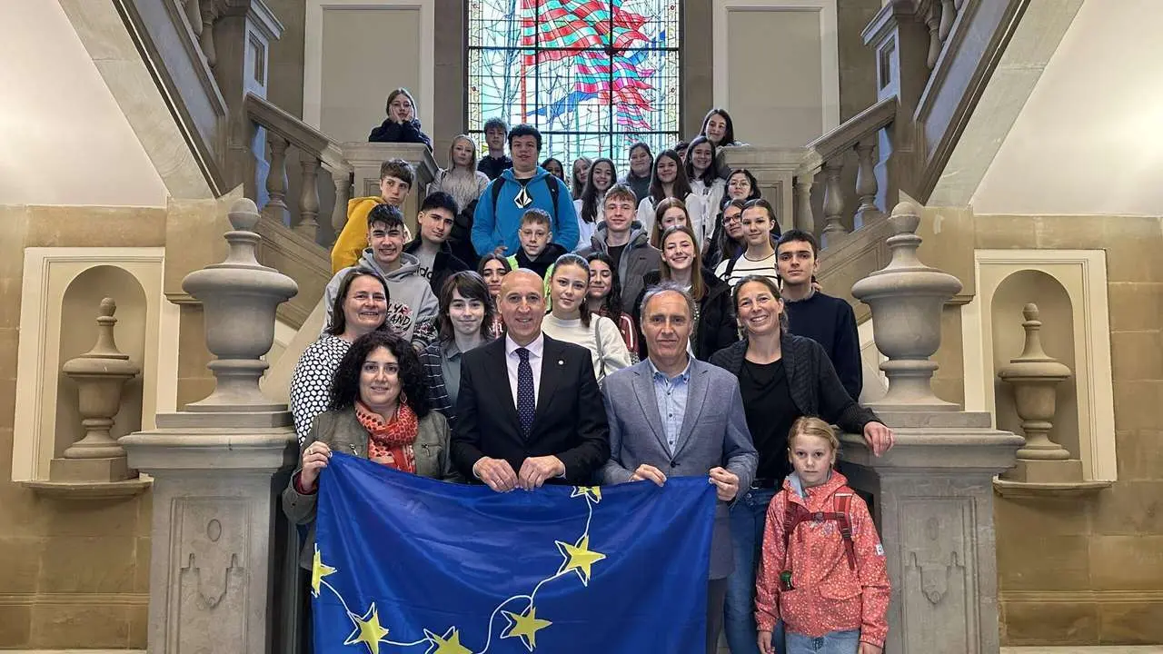 Recepci&oacute;n de los alumnos que participan en un programa de intercambio del IES Eras de Renueva en el Ayuntamiento.