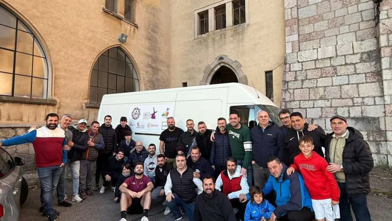 La agrupaci&oacute;n musical del Dulce Nombre inicia su peregrinaci&oacute;n a Roma. / @AMJHSLEON