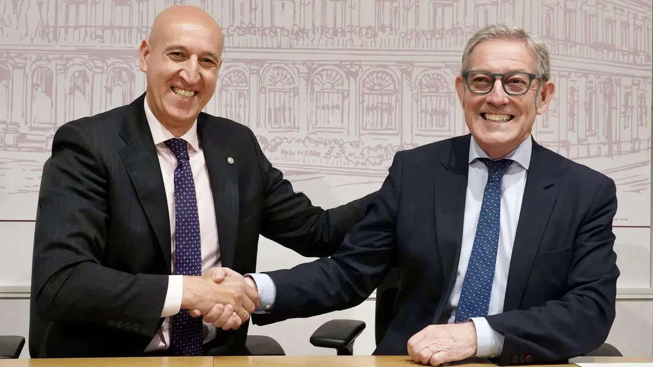 El alcalde de Le&oacute;n, Jos&eacute; Antonio Diez, y el presidente de la C&aacute;mara de Comercio, Javier Vega, presentan una nueva campa&ntilde;a de bonos al consumo./ CAMPILLO / ICAL