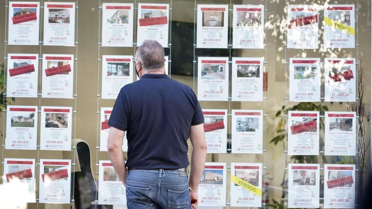 Un hombre observa los anuncios de pisos en venta y alquiler en una inmobiliaria. / ICAL