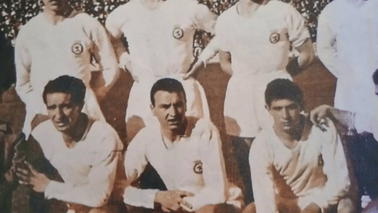 Ra&uacute;l &Aacute;lvarez, abajo a la derecha, en un partido con la Cultural en los 50.
