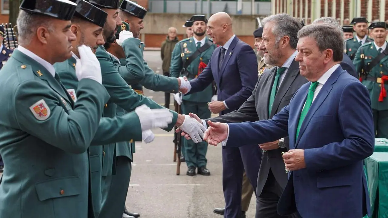 El general de Brigada Jos&eacute; Antonio Fern&aacute;ndez de Luz de las Heras y el delegado del Gobierno, Nicanor Sen V&eacute;lez, presiden el acto conmemorativo del 181 aniversario de la fundaci&oacute;n de la Guardia Civil al que tambi&eacute;n asisten el presidente de las Cortes de Castilla y Le&oacute;n, Carlos Poll&aacute;n, el consejero de la Presidencia, Luis Miguel Gonz&aacute;lez Gago, y el alcalde de Le&oacute;n, Jos&eacute; Antonio Diez. / CAMPILLO / ICAL