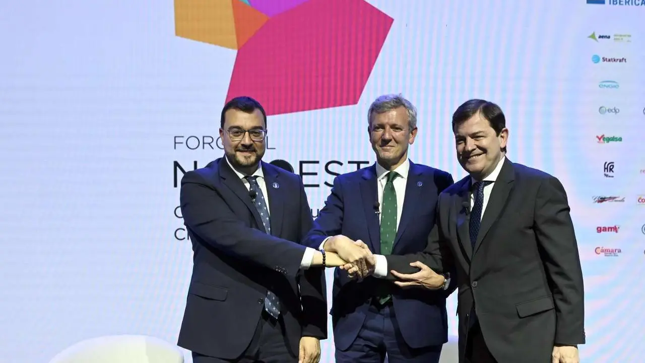 Los presidentes de Castilla y Le&oacute;n, Alfonso Fern&aacute;ndez Ma&ntilde;ueco; Asturias, Adri&aacute;n Barb&oacute;n, y Galicia, Alfonso Rueda, participan en el I Foro del Noroeste, &lsquo;Construyendo puentes. Creando futuro&rsquo;. / ICAL