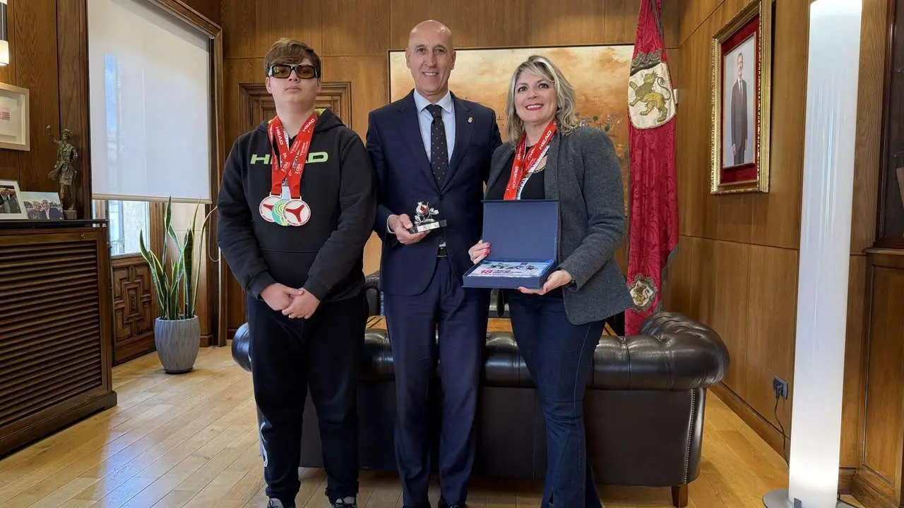 El alcalde de Le&oacute;n recibe a Guzm&aacute;n Carro.