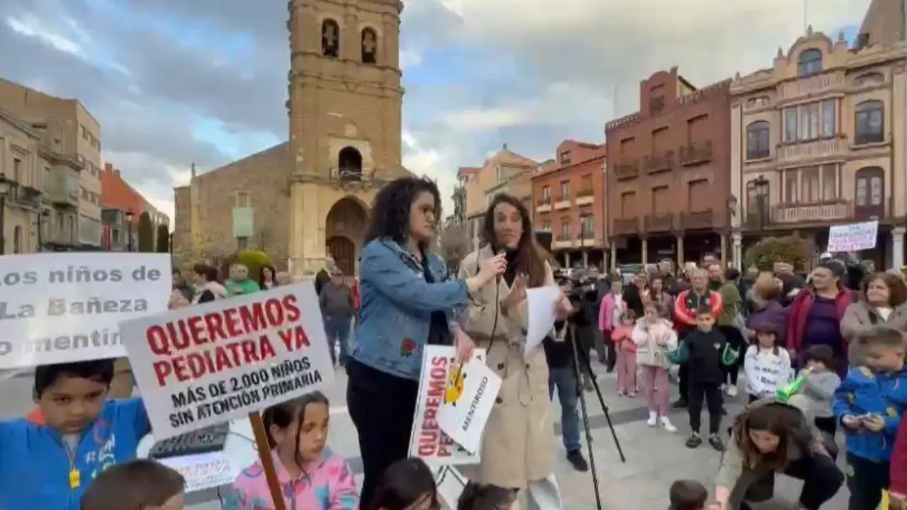 Concentraci&oacute;n por pediatria en La Ba&ntilde;eza este martes.