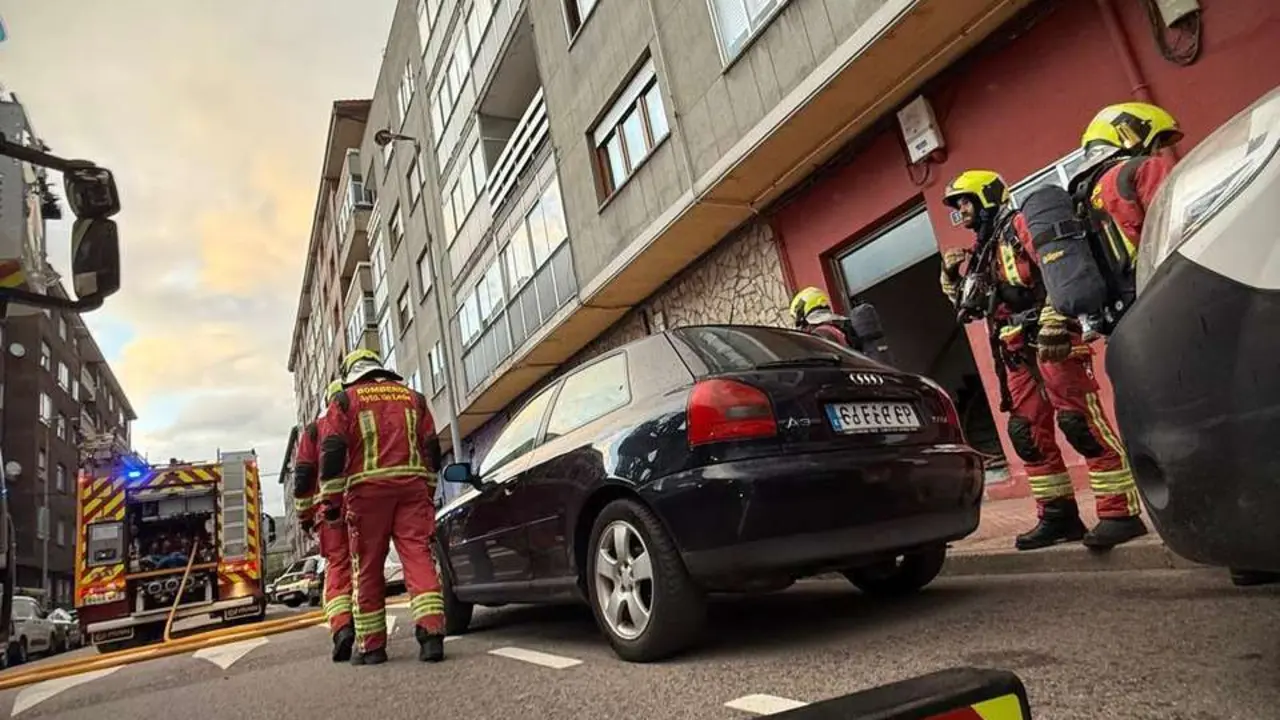 Actuaci&oacute;n Bomberos de Le&oacute;n en La Robla./ BOMBEROS LE&Oacute;N