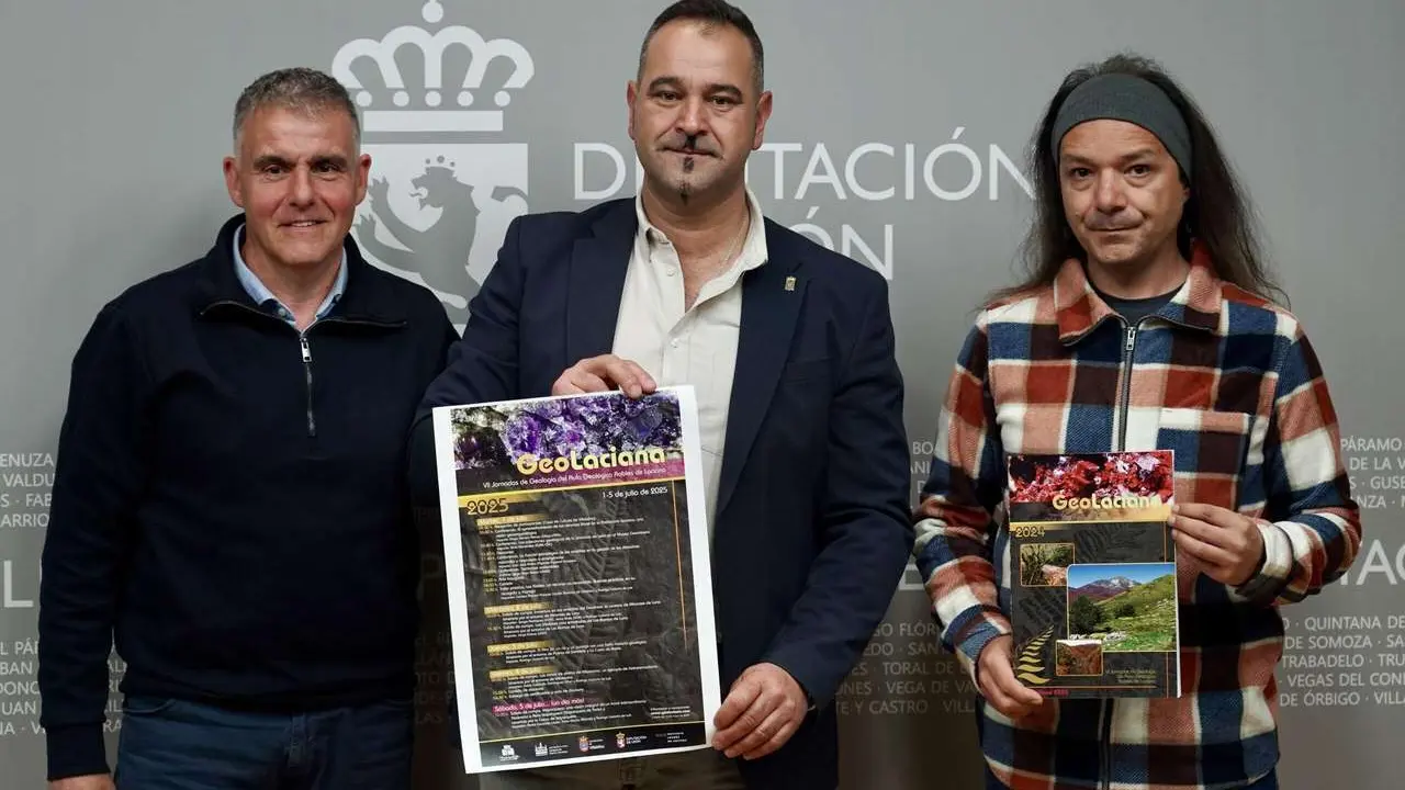 Campillo. ICAL. El diputado de Cultura, Arte y Patrimonio de la Diputaci&oacute;n de Le&oacute;n, Emilio Mart&iacute;nez, presenta las Jornadas Geolaciana acompa&ntilde;ado del coordinador de las jornadas, Rodrigo Casta&ntilde;o de Luis, y el representante del Aula Geol&oacute;gica de Robles y miembro de la asociaci&oacute;n Amigos de Sierra Pambley, Policarpo Fern&aacute;ndez L&oacute;pez.