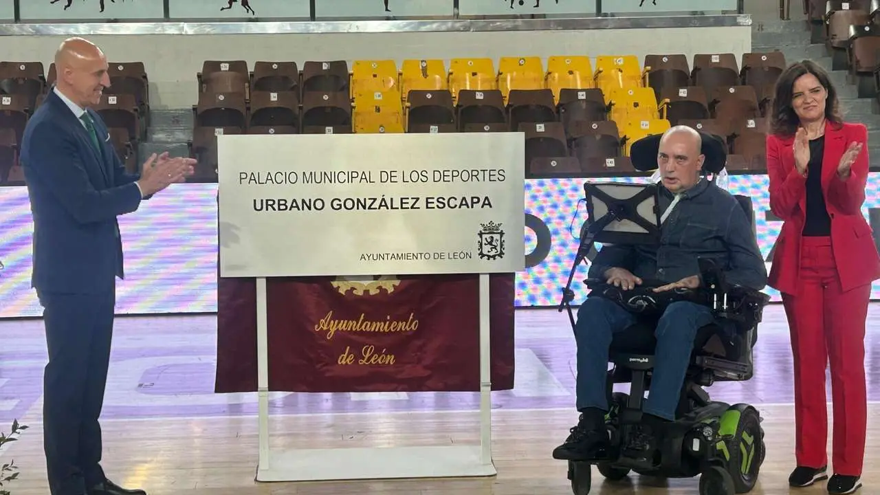 El Palacio de los deportes materializa su nuevo nombre Urbano Gonz&aacute;lez 