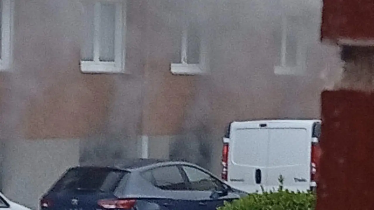 Incendio de un coche en Navatejera. Fuente: RRSS Ayuntamiento de Villaquilambre.