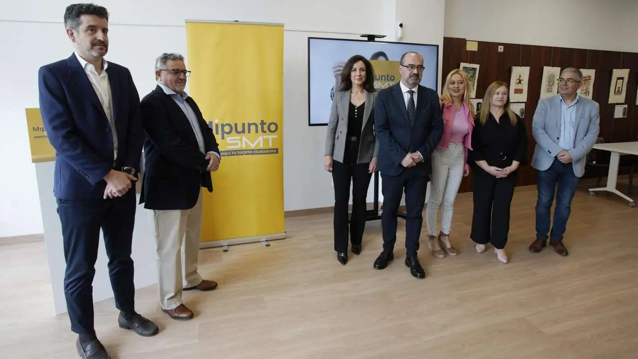 C&eacute;sar S&aacute;nchez. ICAL. El alcalde de Ponferrada, Marco Morala, junto al director de Asprona Bierzo, Valent&iacute;n Barrio, y el administrador de Linecar, Francisco Tom&aacute;s Garc&iacute;a, durante la presentaci&oacute;n del proyecto &lsquo;Pr&oacute;xima parada: inclusi&oacute;n&rsquo;