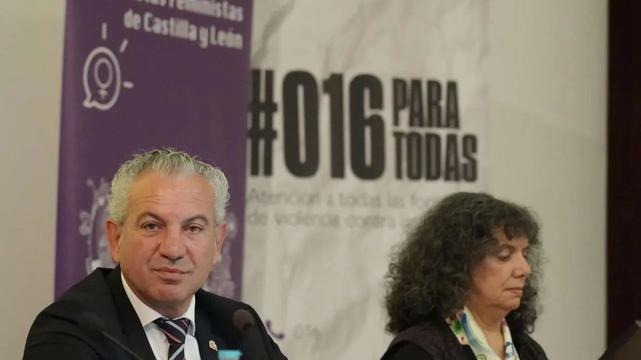 Rub&eacute;n Cacho. ICAL. El delegado del Gobierno en Castilla y Le&oacute;n, Nicanor Sen, y la presidenta de la Asociaci&oacute;n de Periodistas Feministas de Castilla y Le&oacute;n, Ana Gaitero, participan en la inauguraci&oacute;n de la VI Jornada de Medios de Comunicaci&oacute;n y Violencia de G&eacute;nero, titulada &lsquo;Las feministas se cuelan en las redes