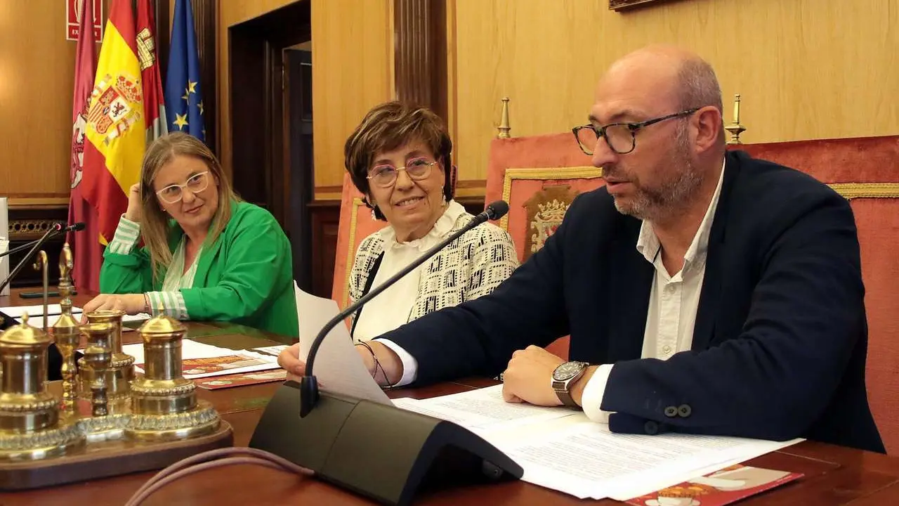PEIO GARC&Iacute;A. ICAL. Los cocineros Yolanda Le&oacute;n y Juanjo P&eacute;rez, del restaurante Cocinandos, ofrecen el preg&oacute;n inaugural de la Feria del Libro de Le&oacute;n