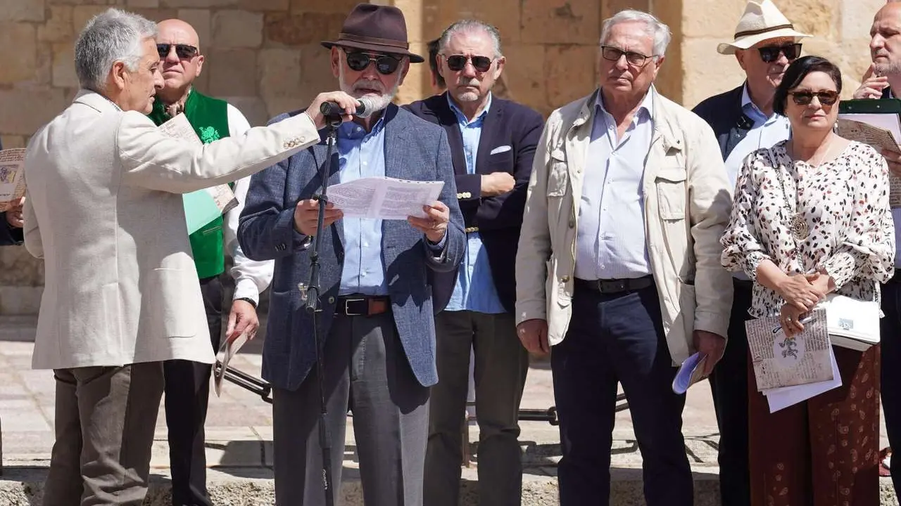 Campillo. ICAL. Acto de lectura de los Decreta de 1188 del rey Alfonso IX, precedida por un breve discurso de Juan Pedro Aparicio, a cargo de una treintena de personas.