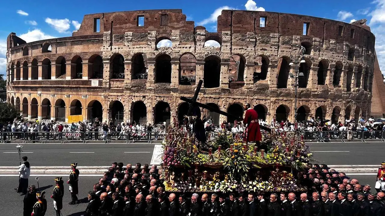 ICAL. La Cofrad&iacute;a del Dulce Nombre de Jes&uacute;s Nazareno de Le&oacute;n participa en la Gran Procesi&oacute;n organizada con motivo del Jubileo de las Cofrad&iacute;as en Roma.