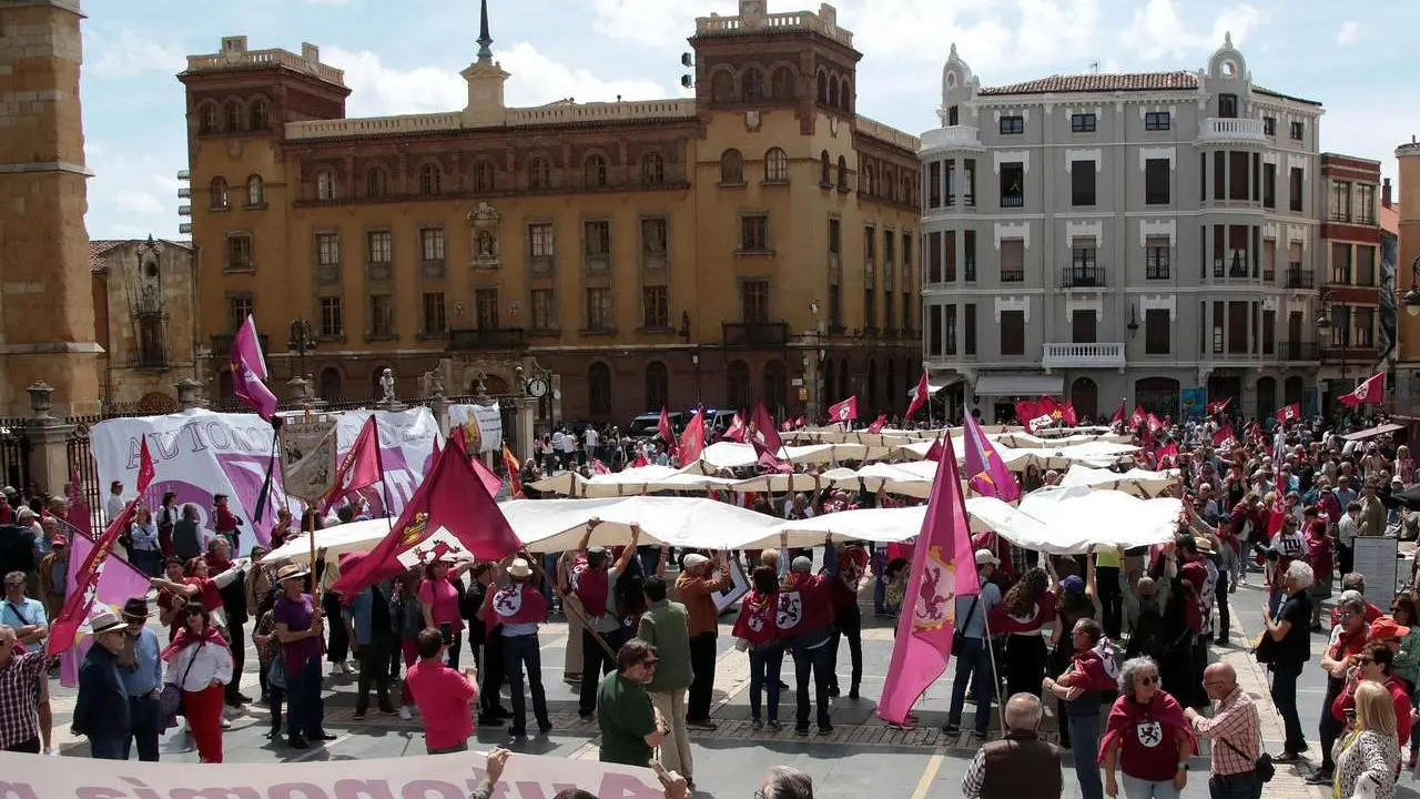 Peio Garcia - M&aacute;s de un millar de personas asisten a la convocatoria de Conceyu Pa&iacute;s Llion&eacute;s y Xuntanza Llionesista en Le&oacute;n