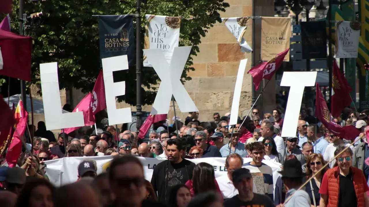 M&aacute;s de un millar de personas asisten a la convocatoria de Conceyu Pa&iacute;s Llion&eacute;s y Xuntanza Llionesista en Le&oacute;n