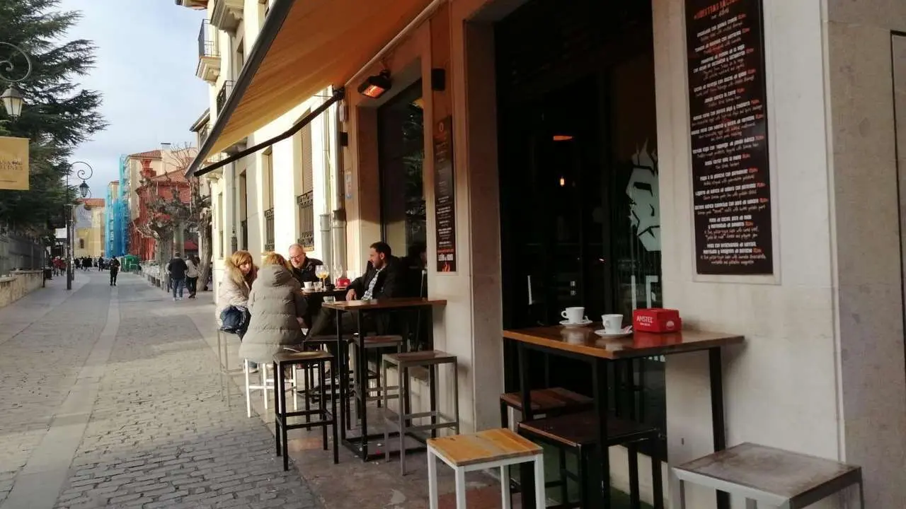 Los perfiles demandados incluyen puestos de ayudante de camarero, camarero, ayudante de cocina, cocinero y otros vinculados al sector como barista, recepcionista, personal de limpieza o taquillero. | ICAL