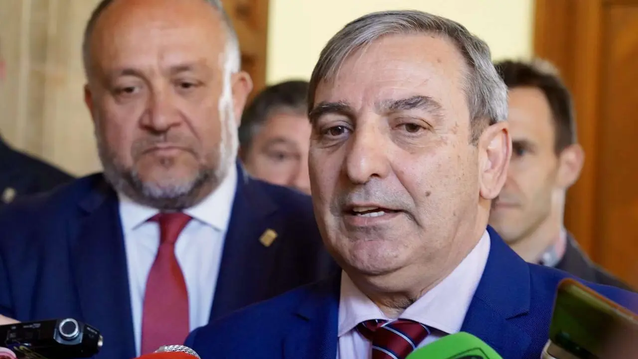 El consejero Sanz Merino, en una imagen de archivo, junto al presidente de la Diputaci&oacute;n, Courel. | ICAL