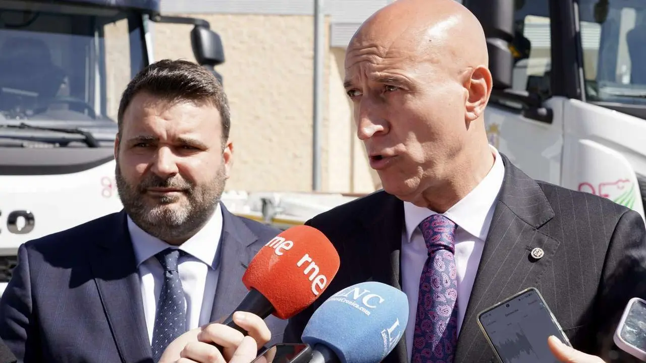 Campillo. ICAL. El alcalde de Le&oacute;n, Jos&eacute; Antonio Diez, y el concejal de Limpieza y Residuos, Jon Fern&aacute;ndez, presentan nuevos veh&iacute;culos para el Servicio de Limpieza.
