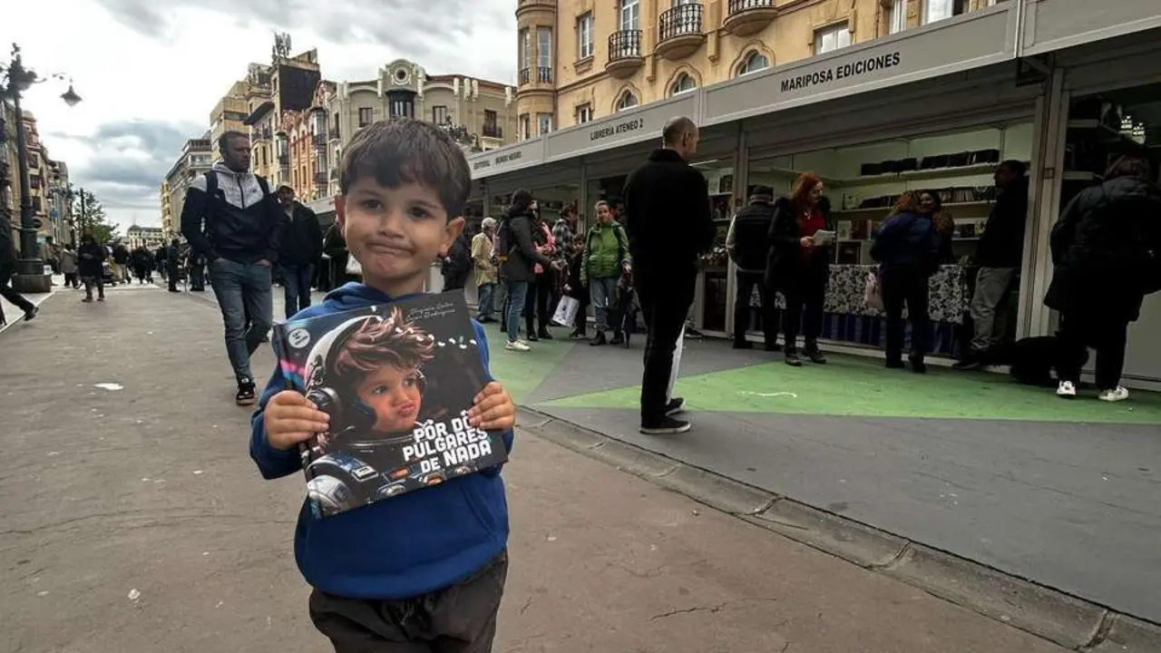 El peque&ntilde;o Dar&iacute;o sosteniendo su cuento