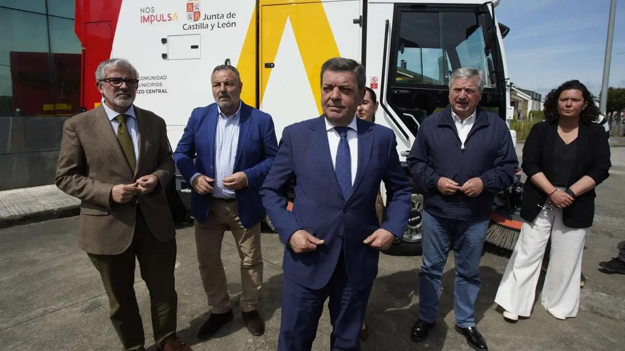 C&eacute;sar S&aacute;nchez. ICAL. El consejero de la Presidencia, Luis Miguel Gonz&aacute;lez Gago (C), durante el acto de entrega y puesta en servicio del nuevo cami&oacute;n barredora para la mancomunidad Bierzo Central