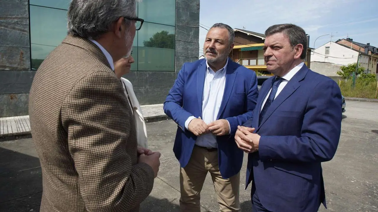 C&eacute;sar S&aacute;nchez. ICAL. El consejero de la Presidencia, Luis Miguel Gonz&aacute;lez Gago (C), durante el acto de entrega y puesta en servicio del nuevo cami&oacute;n barredora para la mancomunidad Bierzo Central
