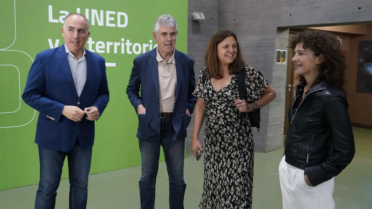 C&eacute;sar S&aacute;nchez. ICAL. La directora de la Fundaci&oacute;n Ciudad de la Energ&iacute;a, Yasodhara L&oacute;pez (2D),?junto al director de la Uned de Ponferrada, Jorge Vega (2I), la directora del &aacute;rea de Museos, Patrimonio y Cultura de Ciuden, Concepci&oacute;n Fern&aacute;ndez (D), y el historiador y doctor por la UNED, Francisco Balado (I), durante la presentaci&oacute;n del evento 'Paisajes 25' que este a&ntilde;o se celebra bajo el lema 'paisajes postmineros: territorios en transici&oacute;n. Retos y oportunidades'