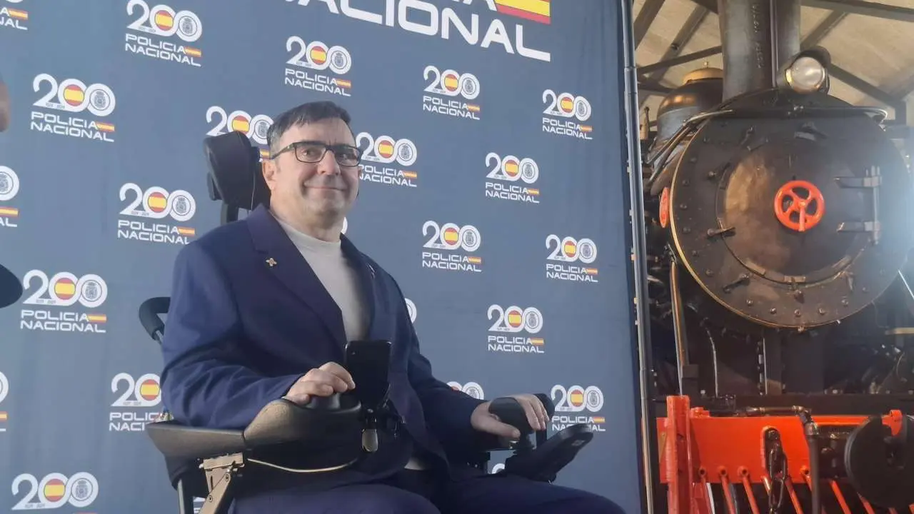 El polic&iacute;a nacional Ismael L&oacute;pez recibe la Medalla al M&eacute;rito en Ciberdefensa de Petec 2025