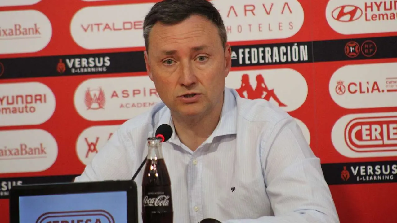 Ra&uacute;l Llona, entrenador de la Cultural y Deportiva Leonesa