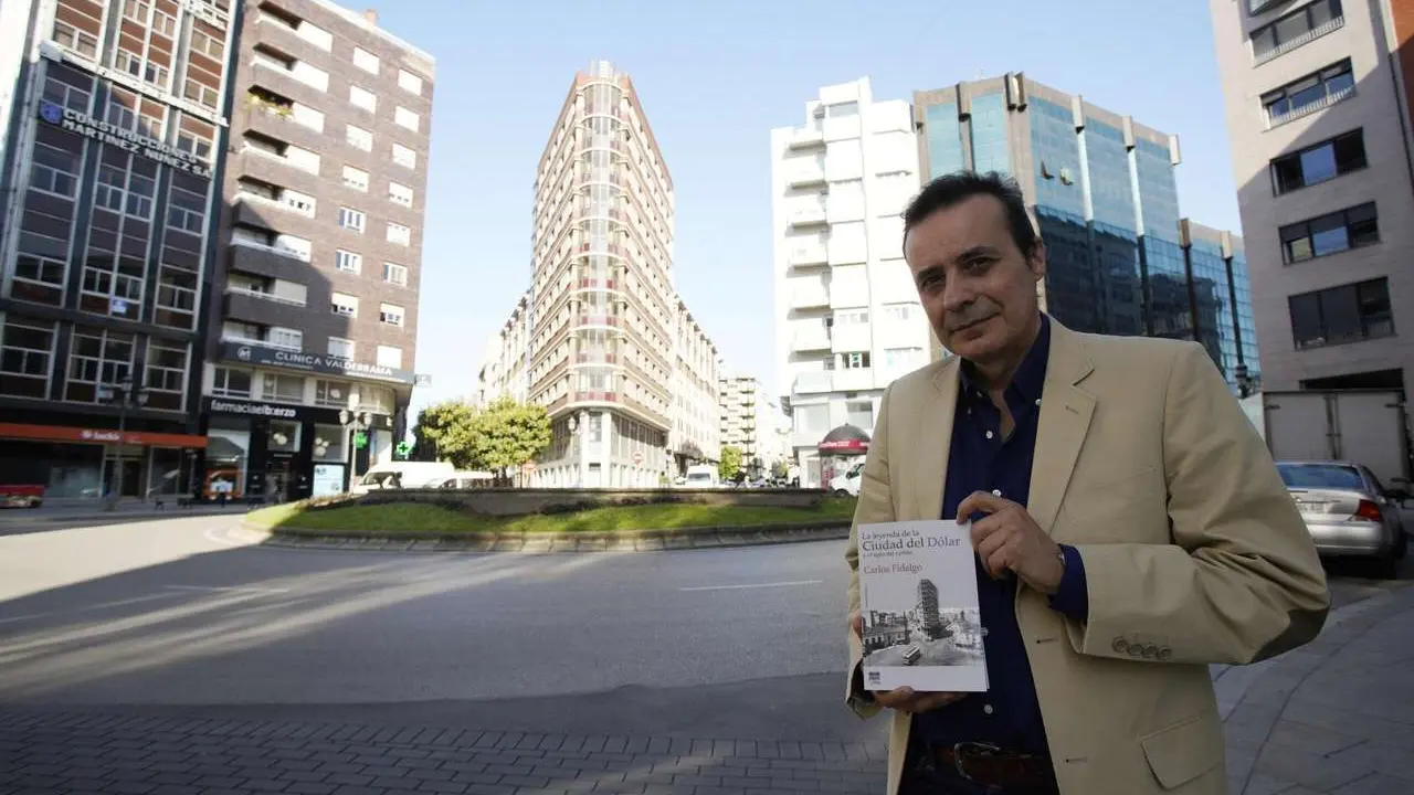El periodista y escritor berciano Carlos Fidalgo posa en Ponferrada con su &uacute;ltimo libro. | ICAL