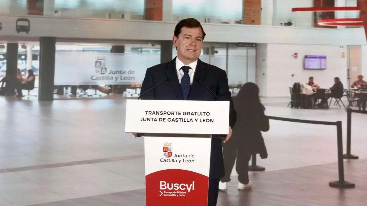 Campillo. ICAL. El presidente auton&oacute;mico, Alfonso Fern&aacute;ndez Ma&ntilde;ueco, presenta la nueva tarjeta de transporte gratuito en autob&uacute;s de la Junta.