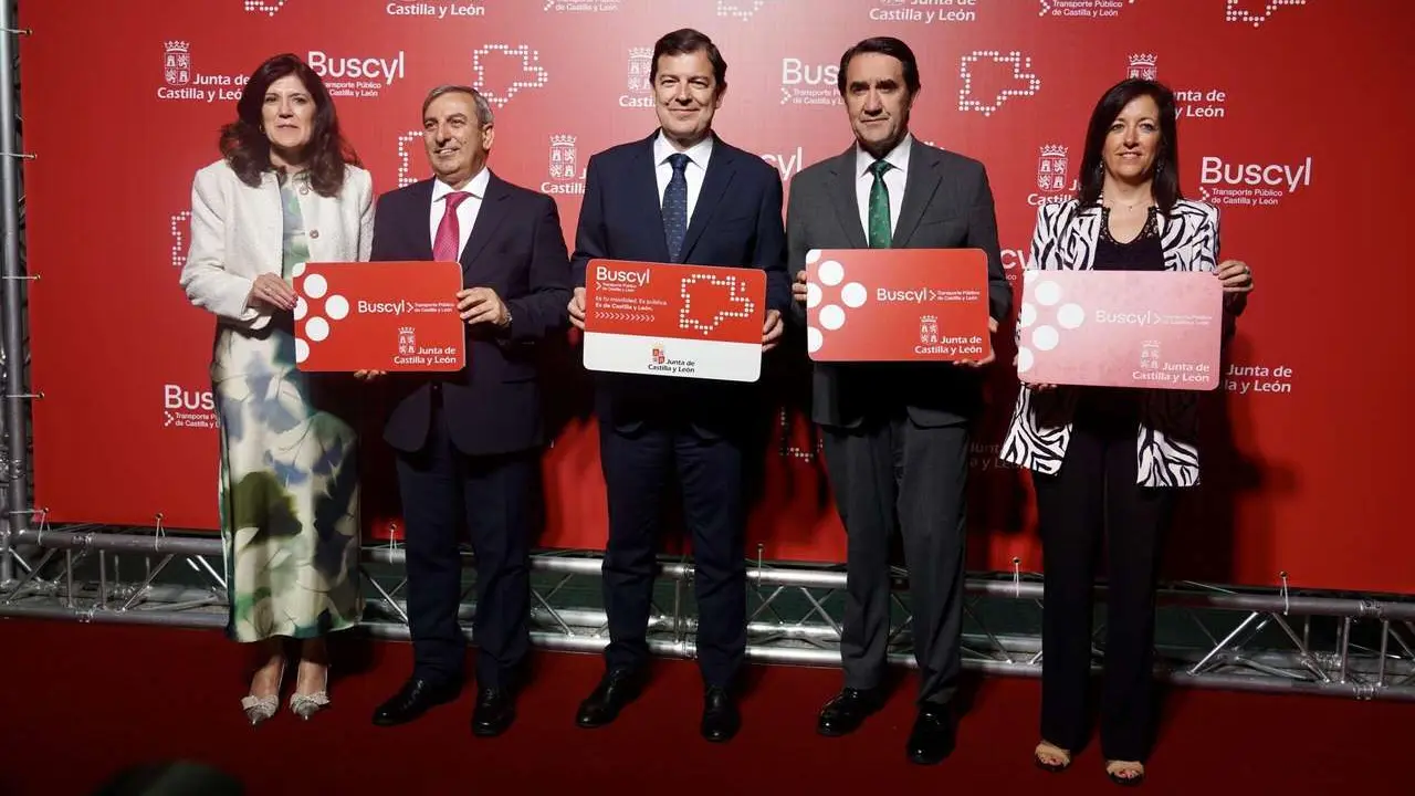 Campillo. ICAL. El presidente auton&oacute;mico, Alfonso Fern&aacute;ndez Ma&ntilde;ueco, presenta la nueva tarjeta de transporte gratuito en autob&uacute;s de la Junta.
