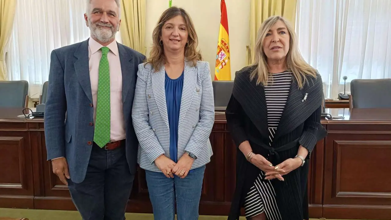 Jos&eacute; Manuel Gonzalo Orden, departamento de Medicina, Cirug&iacute;a y Anatom&iacute;a Veterinaria, Nuria Gonz&aacute;lez, rectora ULE y Pilar Guti&eacute;rrez, secretaria general de la ULE 