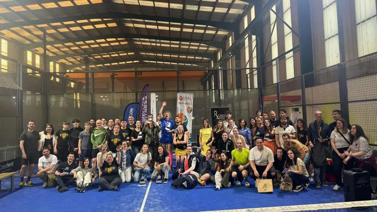FOTO DE FAMILIA X TORNEO DE PADEL JUEGA POR LA SALUD MENTAL 2025