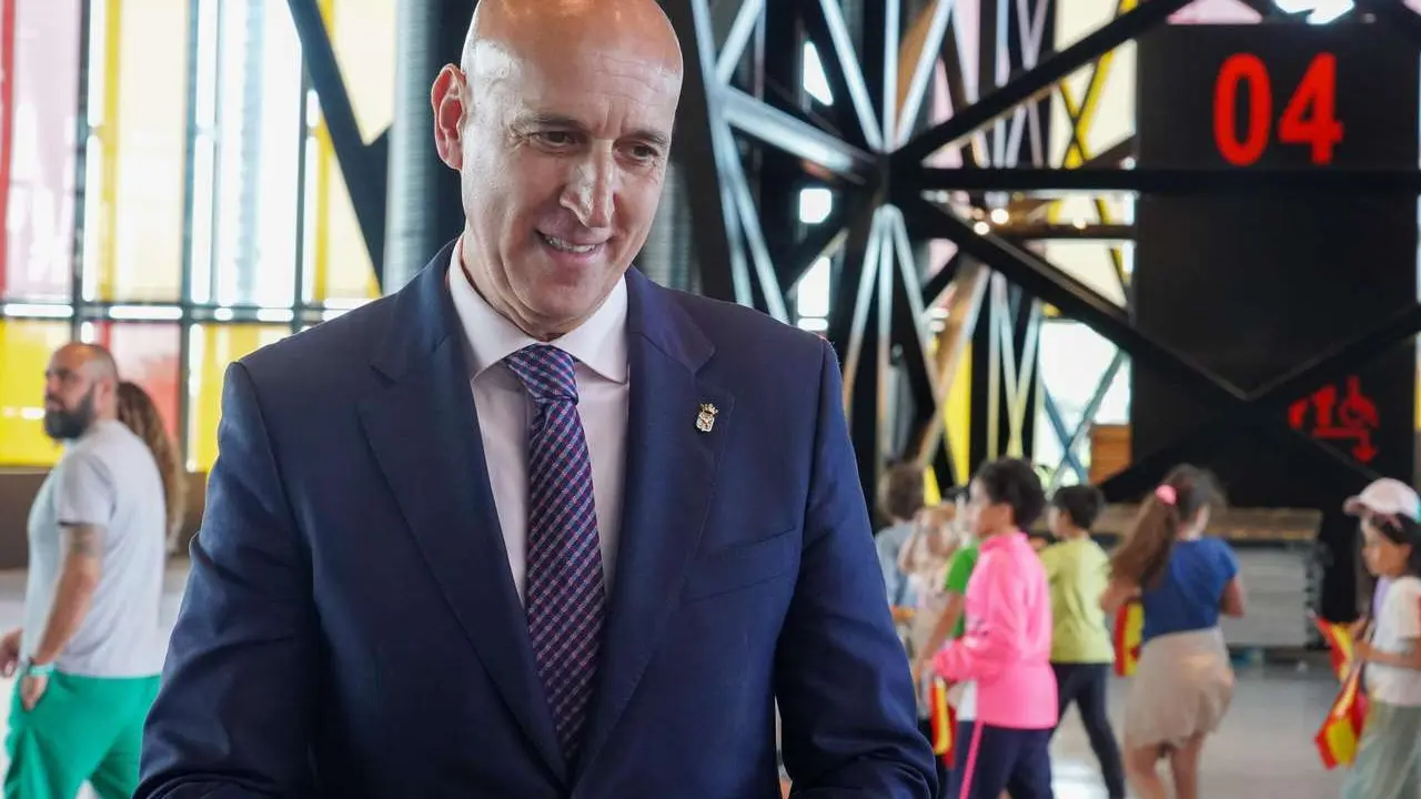 El general jefe del Mando de Artiller&iacute;a de Campa&ntilde;a y Comandante Militar de Le&oacute;n, Antonio Mong&iacute;o, preside un acto de izado de bandera con motivo de la celebraci&oacute;n del D&iacute;a de las Fuerzas Armadas
