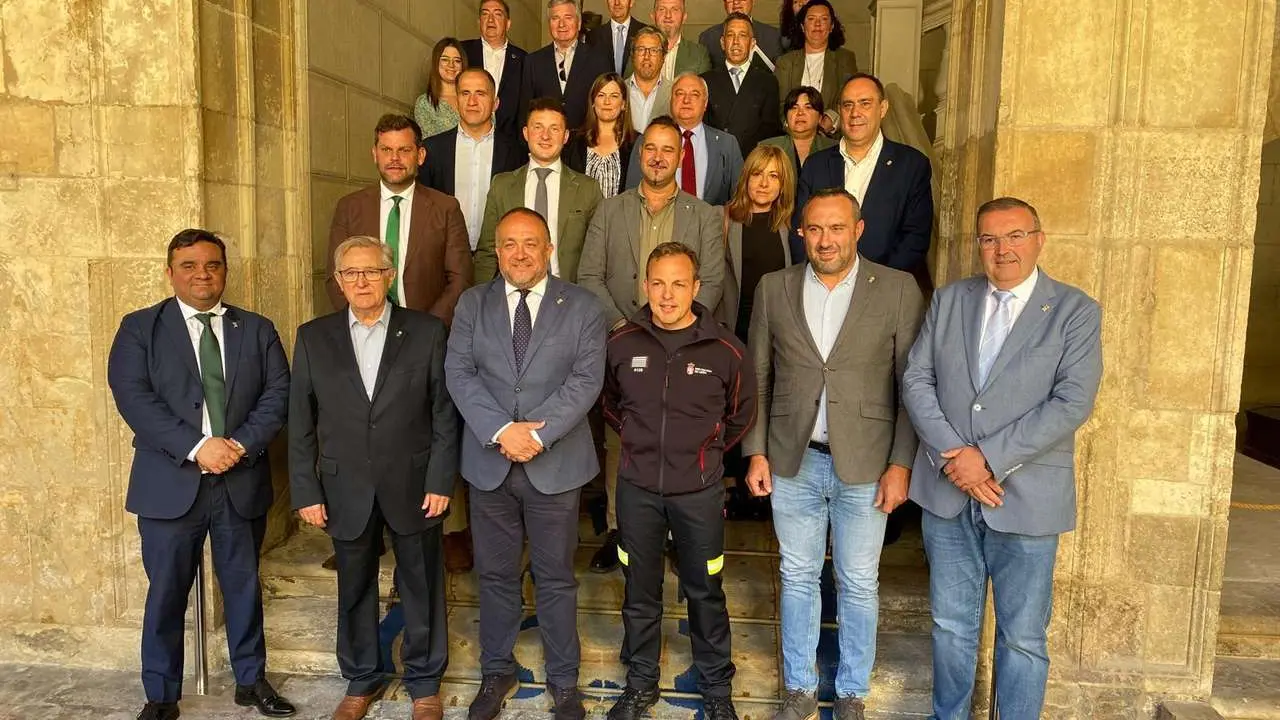 El nuevo jefe del SEPEIS posa junto a la corporaci&oacute;n de la instituci&oacute;n provincial