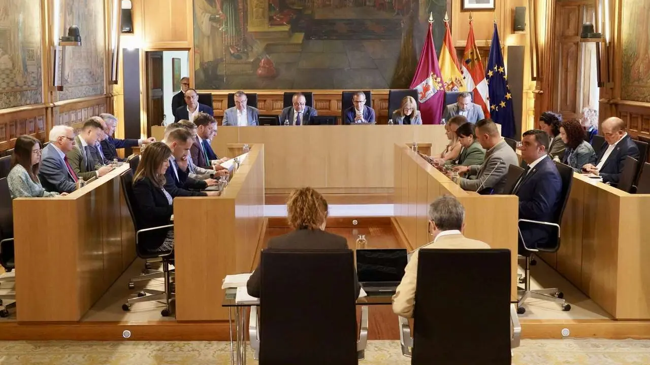 Campillo. ICAL Pleno Ordinario en la Diputaci&oacute;n de Le&oacute;n en la que se realiza una declaraci&oacute;n institucional de los grupos pol&iacute;ticos en defensa del sector remolachero y la olanta Azucarera La Ba&ntilde;eza