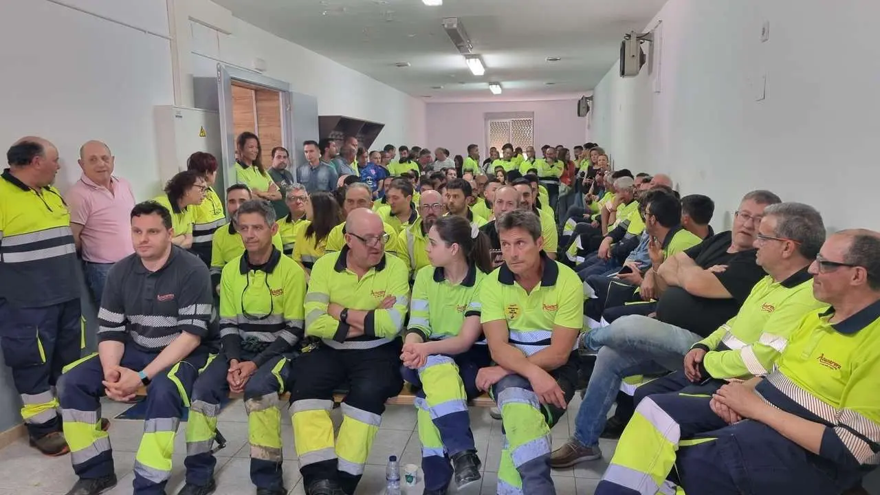 ICAL. Asamblea de trabajadores de la f&aacute;brica de Azucarera en La Ba&ntilde;eza (Le&oacute;n)
