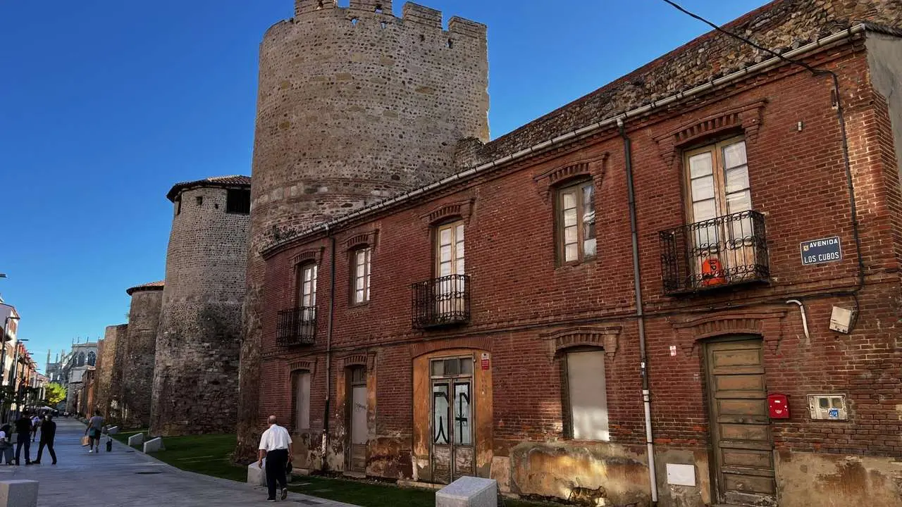 Campillo. ICAL. Patrimonio autoriza la demolici&oacute;n de una edificaci&oacute;n colindante con la Muralla de Le&oacute;n