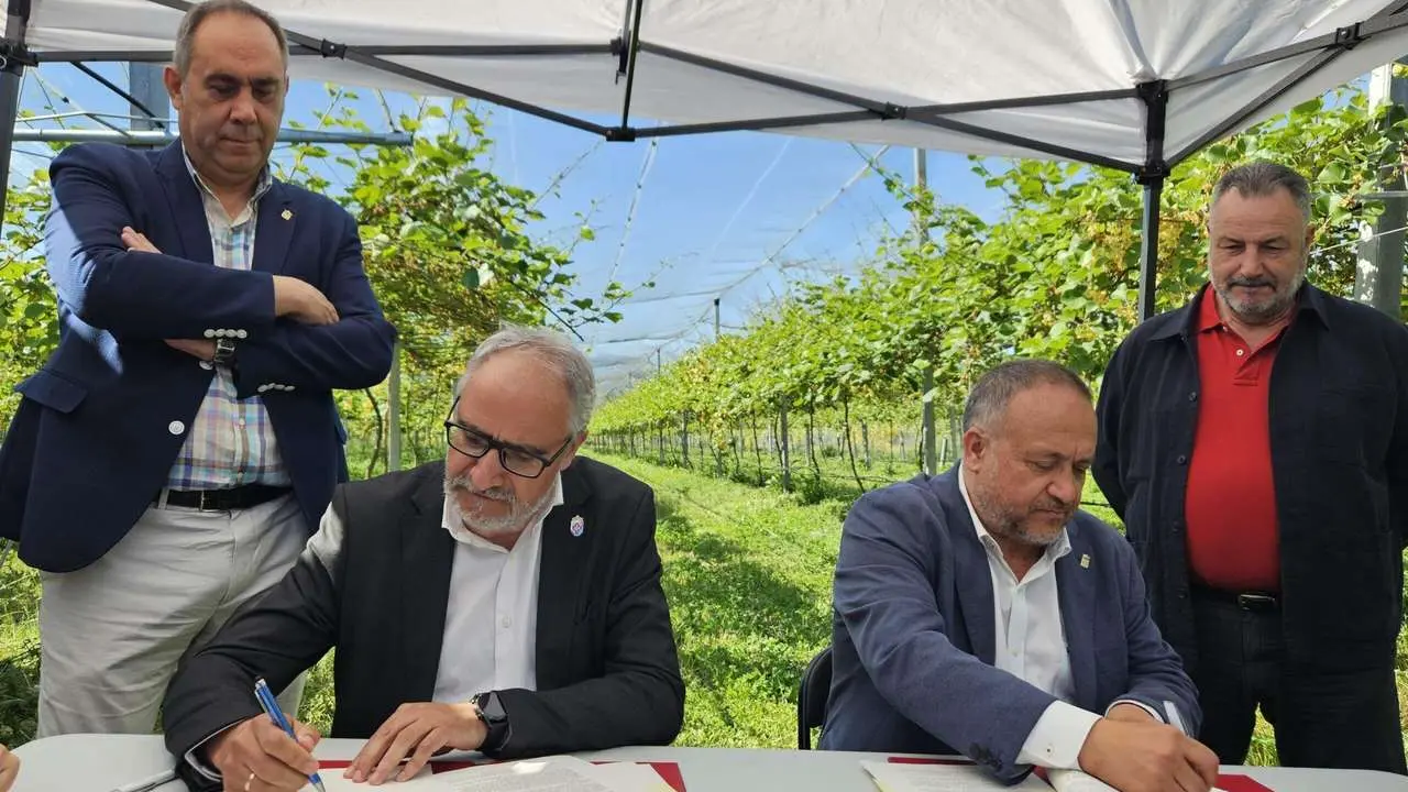 El presidente de la Diputaci&oacute;n y el del Consejo Comarcal del Bierzo durante la firma 