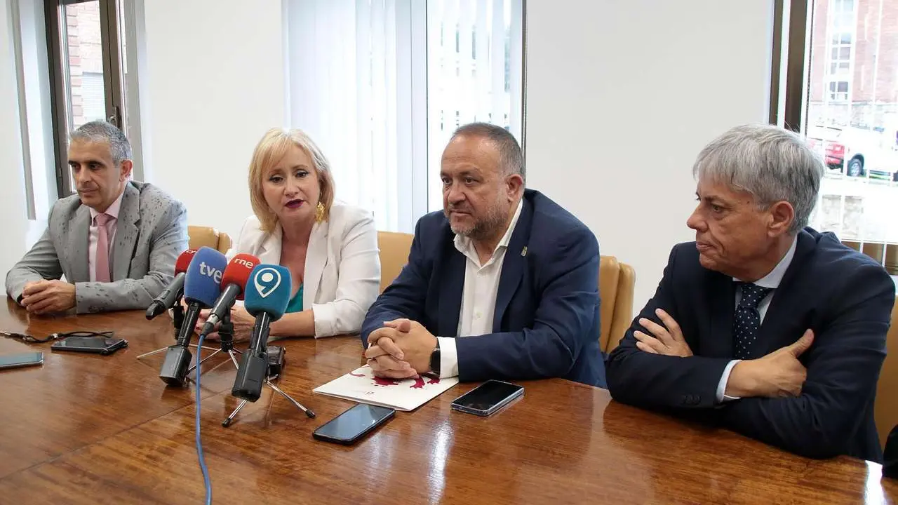 Peio Garc&iacute;a. ICAL. La consejera de Industria, Comercio y Empleo, Leticia Garc&iacute;a, y el presidente de la Diputaci&oacute;n de Le&oacute;n, Gerardo &Aacute;lvarez Courel, presentan los veh&iacute;culos adquiridos dentro del programa &lsquo;Montel&rsquo; para actuaciones medioambientales
