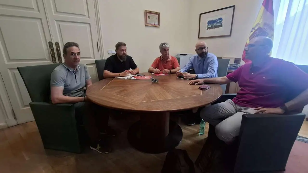 Reuni&oacute;n del Comit&eacute; de empresa de la azucarera La Ba&ntilde;eza con el subdelegado del Gobierno