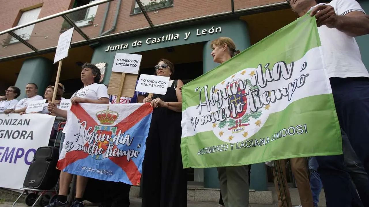 C&eacute;sar S&aacute;nchez. ICAL. Concentraci&oacute;n de a plataforma Oncobierzo frente a la sede de la Junta en Ponferrada