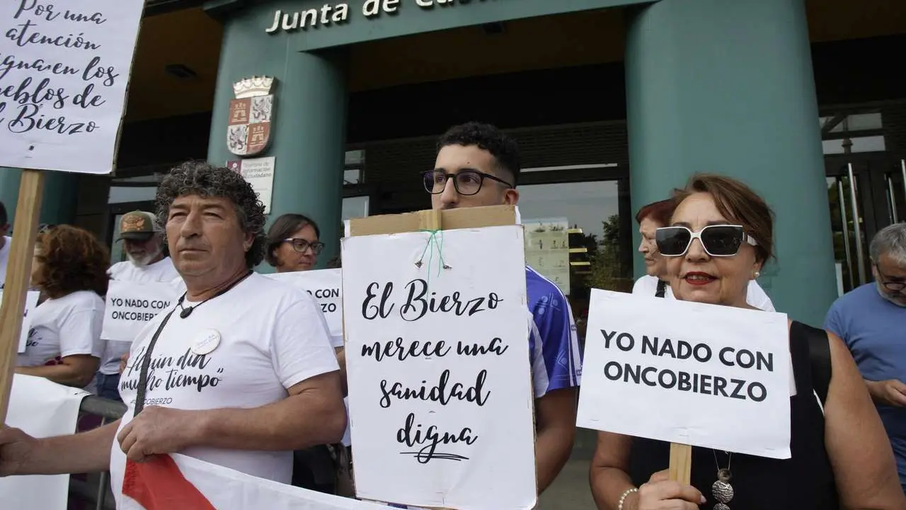 C&eacute;sar S&aacute;nchez. ICAL. Concentraci&oacute;n de a plataforma Oncobierzo frente a la sede de la Junta en Ponferrada