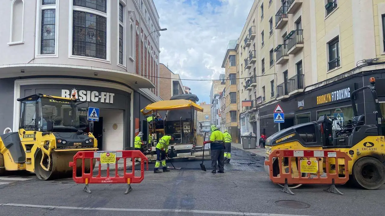 Calle La Torre cortada al tr&aacute;fico durante las labores de asfaltado este viernes. Le&oacute;n24horas