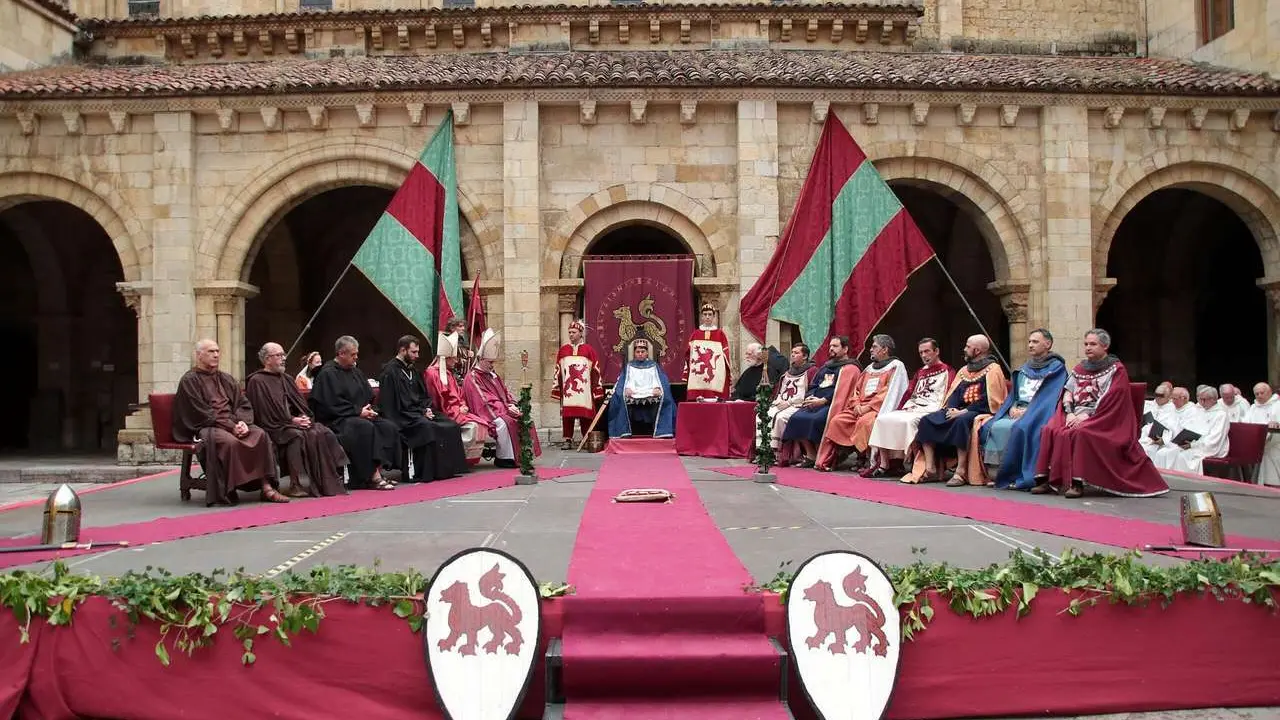 La Asociaci&oacute;n Cultural El Trovador Leon&eacute;s lleva a cabo una representaci&oacute;n de las Cortes de 1188 bajo el t&iacute;tulo &lsquo;Al Alba del Parlamentarismo&rsquo;. Peio Garc&iacute;a. ICAL. 